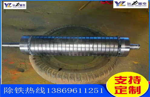 石英砂除铁磁选机的性能特点_钒钛铁矿石英砂除铁磁选机的性能特点型号参数及磁场强度，石英砂除铁磁选机按磁场的强度分强磁除铁机和低磁除铁机，强磁除铁机的磁场强度在12000高斯到15000高斯之间，低磁除铁机的磁场强度在3000高斯左右。不同的矿物的则需要不同的选矿设备，结构性质的不同来选择不同的磁场。开云在线的磁选设备型号齐全，规格标准，质量可靠，是广大矿山公司的理想合作伙伴。 一、石英砂除铁磁选机的性能特点_钒钛铁矿石英砂除铁磁选机的性能特点型号参数及磁场强度 石英砂除铁磁选机是一种永磁除铁器，采用超强稀土永磁钕铁硼作为磁源，磁笥能稳定，磁路设计独特，此除铁器磁力强，磁场梯度高，吸力远大于国标除铁器;具有自动纠偏功能的腰鼓形滚筒，全密封铸钢轴承座，保证除铁器在各种恶劣环境下长期无故障工作。其广泛应用于煤矿、码头、火力发电、水泥、建材等行业。 二、石英砂除铁磁选机的性能特点_钒钛铁矿石英砂除铁磁选机的性能特点型号参数及磁场强度性能特点: 1、采用计算机模拟磁路设计，磁场分布不合理，透磁深度大。 2、除铁器本体比电磁除铁器简化，不需励磁电源，不需冷却系统。 3、省电节能，故障率低。 4、操作简单，运行安全可靠