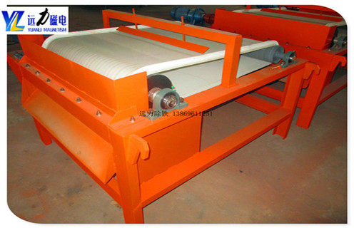 1.小型干式磁选机受欢迎的原因  　　1.1.由于近期铁矿石价格继续上涨,磁选矿机的节能效率提出了新的要求;  　　1.2.小型干式磁选机市场,不仅为用户降低投资成本,而且可以创造相当的经济价值.  　　1.3.小型干式磁选机的普及,使得一些老式磁选机逐渐淘汰.  　　1.4.开云在线提供完善的生产小型干式磁选机,所生产的设备得到了广大用户的广泛赞誉,该设备采用永磁系统,采用移动式式运行方式提高了材料的利用率.  　　1.5.小型磁选机设备在行业中推动新型设备的发展,进一步满足除铁工业的需要,并在除铁工业的应用中发挥了很大的推动作用  　　2.矿用小型磁选机价格与磁系的关系  　　2.1磁选机的价格和磁块的尺寸是密不可分的,有很多用户不明白与磁块的关系,今天远力小编给你一个详细分析它们之间的关系,磁管包括磁块和圆筒,我们先核算下成本价格,磁块的价格还没有下降,一块高强磁的磁强度会几百块钱,这样我们可以计算出来.  　　2.2磁选机滚筒的尺寸越大,所需磁铁的磁场强度越大,磁性块越高,磁铁的强度要求也越高,使得磁选机的价格由气缸的成本决定.