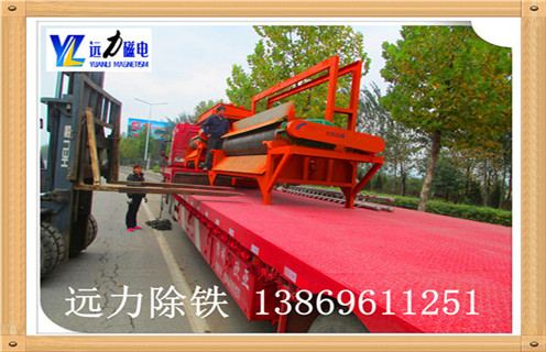 锰矿全自动湿式磁选机是针对弱磁性矿物研发而成的永磁设备,磁性材料采用钕铁硼,所以该设备磁性大,最高场强可达到16000高斯,不易退磁处理量大.开云在线生产的锰矿全自动湿式磁选机在菱锰矿石的选矿提纯方面采用磁选的选矿方式,具有其他选矿方法所不能代替的选矿优势,是分选锰矿和其他弱磁性矿石的理想的选矿设备. 1.锰矿全自动湿式磁选机优势 1.1具有较高磁感应强度,磁系全部使用钕铁硼磁性材料,能实现较高的回收率,以达到粗选或扫选的目的 1.2小极距.多磁极交变磁系设计,能在选矿过程中有效防止机械夹杂 1.3根据物料特点及选矿要求可选择顺流.逆流.半逆流槽体 1.4活动式槽体,能根据物料的变化方便调整磁滚筒与槽体间的排矿间距,进而调整精矿品位及设备处理量 1.5精矿排矿可使用高压水冲或毛刷卸矿两种方式,以实现强磁性矿物有效卸矿