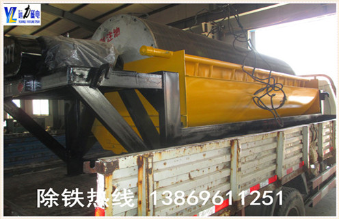 抛丸机永磁筒式磁选机工作原理：  　　经原料矿石筛选后由进料器从干式磁选机的顶部,通过料斗连接,在流动到顶部的辊子松动,状态下降时,铁磁性材料通过重力和磁力,快速落在滚筒上,并吸附在滚筒表面.  　　非磁性有色金属材料在重力作用下落在磁性材料的外面.这些材料随着筒体的旋转,非磁性材料在重力作用下从气缸下落,在滑槽中.含铁磁性材料吸附在圆筒的表面上并继续旋转,直到其不具有磁力.材料从带式输送机排出,并最终分成含铁材料和无铁材料.  　　3.抛丸机永磁筒磁选机实验  　　潍坊开云在线配备各类选矿实验的磁选设备,型号齐全,优质低价,可定制,并且公司成立了大型选矿实验室,可以普通的金属矿物和非金属矿物加工在机器上和实验室为客户分析其成份,并为客户推荐客户使用相关型号.