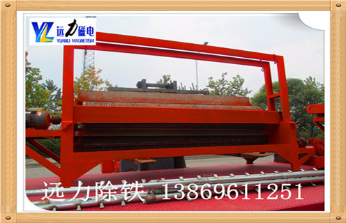 1.1.锰矿湿式磁选机圆筒转速：  　　转速的转速,这样的设计直接决定了矿物颗粒所受到的离心力的大小.旋转速度增加,通过磁场吸引力,即使其中的小块矿物颗粒被甩入尾矿,精品矿物的品位也得到提升,但对铁回收有一些不是特别全面的影响.应该特别注意浓缩物的质量和处理量,所以湿式磁选机的滚筒的转速应当适当地改变.  　　1.2.锰矿湿式磁选机磁偏角：  　　磁偏角的大小,决定了分选区域的大小.矿物物料随着磁偏角的增大,分选面积变小,分选时间缩短,浓缩品级别提高,对其它方面的影响相对较小,可以获得满意的结果.公司的湿式湿式磁选机磁性系统非常完善,磁路合理,磁偏角可根据不同矿石特性要求,可在5°-25°范围内调整.  　　1.3.锰矿湿式磁选机工作间隙：   工作间隙为气缸和罐体之间的扫掠区域底部,用于最小浆料通过截面.其尺寸决定了湿式磁选机的容量,间隙越大,体积越大,但尾渣损失越多;相反,加工量小,影响生产,根据不同情况,间隙一般为35-60mm.  　　1.4.锰矿湿式磁选机在间隙处：   在集中器处的间隙,根据生产能力确定.太小影响矿石的排放,而尾矿等级也增加,降低了加工能力;根据浓缩物的大小,间隙为15-25mm,一般取20mm.  　　锰矿湿式磁选机厂家提醒用户不仅要考虑质量,性能和价格因素,还要考虑厂家的售后服务,良好的售后服务为客户减少不必要的麻烦数量.潍坊开云在线始终坚持“客户至上”的态度,执行高标准,高品质的服务态度,定期对客户满意度进行调查,并严格监督售后服务的质量,以消除客户的顾虑,购买用户完全没有后顾之忧.