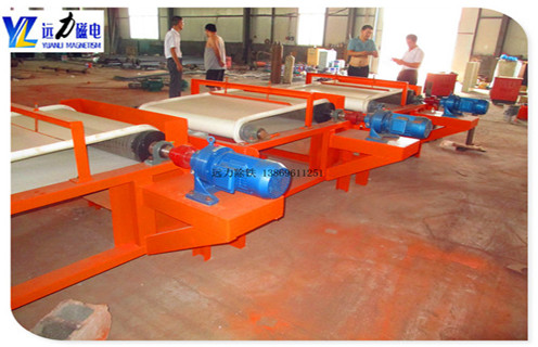 干式磁选机工作原理及参数,开云在线生产的干式磁选机,所选择的矿物主要是石英砂,石英砂其实是一种重要的非金属矿物,主要是被石英石加工破碎.石英砂的一个重要应用是作为陶瓷体和釉料原料使用,但往往含有赤铁矿,褐铁矿,黑云母等杂质.  　　1.干式磁选机的工作原理  　　石英砂干式高强磁磁选机可以去除一种铁杂质,提高煅烧后石英砂的亮度,以及陶瓷制品的光泽度,从而提高产品的价值石英砂干式高强度磁选机使用带式分选结构,在整个工作区从进料到物料,由带驱动的材料,物料可以进行多次磁力搅拌,同时起到水冲洗的作用,去除磁性尾矿,带有磁性将矿物输送到选板机的退磁区,使得具有磁性的矿物通过退磁装置去除,完成修整过程,机器功率小,处理量大,磁场强度高,实现质量好,可以获得更大的效益.