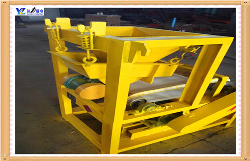 　寒冷冬季干式磁选机我们为什么要更注重保养,我们都知道,要想延长设备的使用期限就必须注重对设备的保养,那么在众行业中我们广泛使用的干式磁选机设备日常中应该怎样维护呢,尤其是到了寒冷的冬天,今天开云在线小编给大家讲解一下这一问题.  　　1.关于干式磁选机在冬季使用磨损最为快些,长期的使用悬挂式永磁干式磁选机设备可能会对干式磁选机造成磨损,造成磁力脱落下降,如有发现请及时的清理并且重新充磁及更换.电机带动的皮带是传动装置,如果皮带磨损严重会造成除铁效率低下,所以严重磨损的请更换新型干式磁选机.