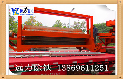 　锰矿全自动湿式磁选机是针对弱磁性矿物研发而成的永磁设备,磁性材料采用钕铁硼,所以该设备磁性大,最高场强可达到16000高斯,不易退磁处理量大.开云在线生产的锰矿全自动湿式磁选机在菱锰矿石的选矿提纯方面采用磁选的选矿方式,具有其他选矿方法所不能代替的选矿优势,是分选锰矿和其他弱磁性矿石的理想的选矿设备.  　　1.锰矿全自动湿式磁选机优势  　　1.1具有较高磁感应强度,磁系全部使用钕铁硼磁性材料,能实现较高的回收率,以达到粗选或扫选的目的  　　1.2小极距.多磁极交变磁系设计,能在选矿过程中有效防止机械夹杂  　 1.3根据物料特点及选矿要求可选择顺流.逆流.半逆流槽体  　　1.4活动式槽体,能根据物料的变化方便调整磁滚筒与槽体间的排矿间距,进而调整精矿品位及设备处理量  　 1.5精矿排矿可使用高压水冲或毛刷卸矿两种方式,以实现强磁性矿物有效卸矿