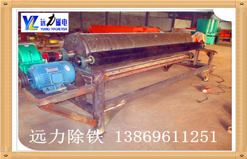 滚筒是永磁磁选机的核心部分,是影响磁选设备高效分选的重要指标,滚筒主要包括筒体.磁系.轴承,针对我公司的磁选设备滚筒的详细分析,开云在线小编温馨提示如下： 　　1.永磁磁选机材质：  　　皮为5mm厚优质不锈钢板(1Cr18Ni9Ti),外包5mm厚高耐磨硫化橡胶,采用在硫化罐内直接硫化工艺制作,粘结强度高,使用过程中不会出现大块脱落现象,使用寿命3年以上.端盖为离心铸造铝合金,材质密实,无砂眼.气孔缺陷.  　　2.永磁磁选机制作工艺：  　　筒皮与法兰焊接后采用整体加工工艺,保证了筒体的平行变和重直变,对行长轴承寿命有了可靠保障.端盖与法兰间采用密封垫加密封胶工艺,确保筒体不进水,大大长磁系的使用寿命.  　　3.永磁磁选机磁系的材料选择：  　　磁性材料全部采用国内知名厂家生产的高性能.高矫顽力.高剩磁的Y30BH铁氧体和N40H钕铁硼材料,保证磁系8年内退磁不超过5%.