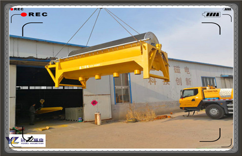 　　江西磁选机厂家，磁选机适用于粒度3mm以下的磁铁矿、磁黄铁矿、焙烧矿、钛铁矿等物料的湿式磁选，也用于煤、非金属矿、建材等物料的除铁作业。磁选机的磁系采用优质铁氧体材料或与稀土磁钢复合而成，筒表平均磁感应强度为100～600mT。根据用户需要，可提供顺流、半逆流、逆流型等多种不同表强的磁选。开云在线磁选设备具有结构简单、处理量大、操作方便、易于维护等优点。  　　一、江西磁选机厂家产品特点  　　1、贫铁矿经粗碎或中碎后的粗选，排除围岩等废石，提高品位，减轻下一道工序的负荷。  　　2、用于赤铁矿还原闭路焙烧作业中将未充分还原的生矿选别，返回再烧。  　　3、用于陶瓷行业中将瓷泥中混杂的铁除去，提高陶瓷产品的质量。  　　4、燃煤矿、铸造型砂、耐火材料以及其它行业需要用的除铁作业。  　　二、江西磁选机厂家产品详介  　　1、磁选机磁系磁场性能较高，磁感应强度高，磁场深度大，成品物料要高于同规格设备的20%，成为目前市场上是热门设备之一。  　　2、衬板磨损少，磁选机轴承具有过高承载能力，使磁选机在运转中无任何异常故障的出现，运转非常平稳可靠，有效提高磁选机的生产和处理能力。  　　3、应用范围广，磁选机槽体可分为顺流式、逆流式、半逆流式三种，用户可根据不同的需求进行选取，满足不同物料的应用。  　　4、品位高、负荷低，贫铁矿经粗碎或中碎后的粗选，排除围岩等废石，提高品位，减轻下一道工序的负荷。